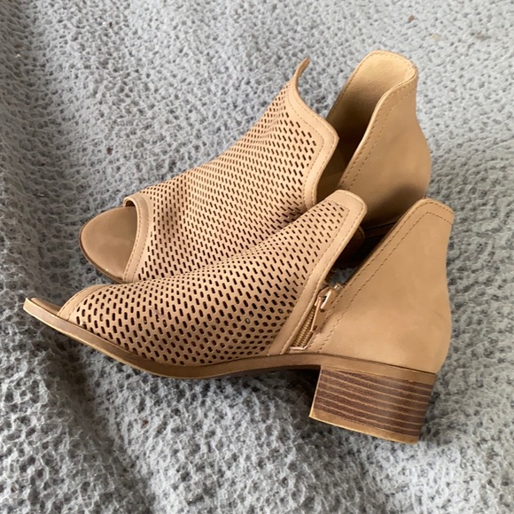 Unr8ed sandal with a little heel. - Picture 3 of 3